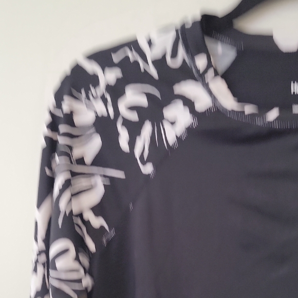 Hurley Black and White Floral Long Sleeve Tee - Picture 4 of 11
